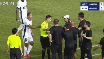 这？梅州教练组对判罚不满，一位工作人员直接给裁判下跪