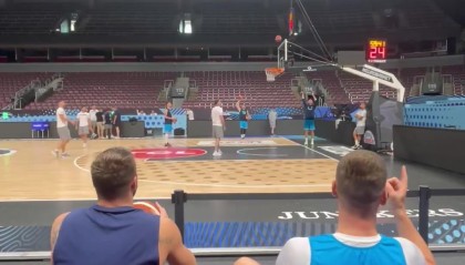 东契奇赛前热身坐板凳飙中超远三分，状态火热似已开赛！